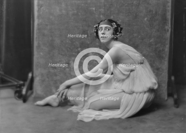 Moore, Dulcie, Miss, portrait photograph, between 1916 and 1918. Creator: Arnold Genthe.