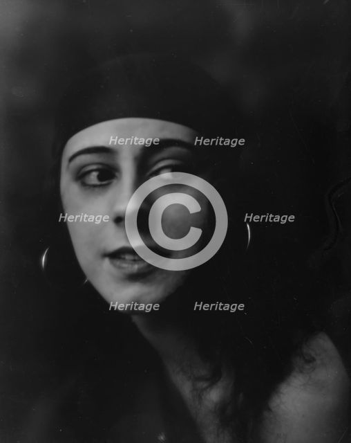 Moore, Dulcie, Miss, portrait photograph, between 1916 and 1918. Creator: Arnold Genthe.