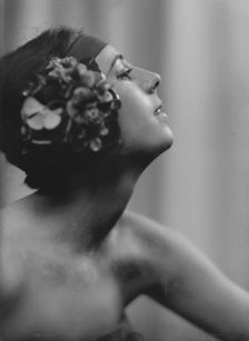 Moore, Dulcie, Miss, portrait photograph, between 1916 and 1918. Creator: Arnold Genthe