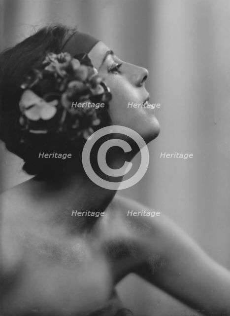 Moore, Dulcie, Miss, portrait photograph, between 1916 and 1918. Creator: Arnold Genthe.