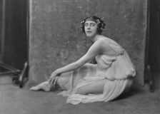 Moore, Dulcie, Miss, portrait photograph, between 1916 and 1918. Creator: Arnold Genthe