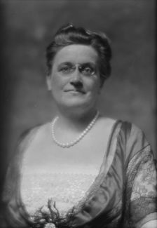 Moore, William H., Mrs., portrait photograph, 1914 Apr. 2. Creator: Arnold Genthe