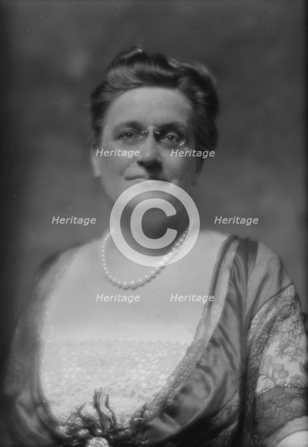 Moore, William H., Mrs., portrait photograph, 1914 Apr. 2. Creator: Arnold Genthe.