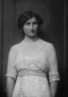 Morganthau, Ruth, portrait photograph, 1912 Nov. 20. Creator: Arnold Genthe