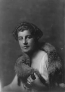 Morris, Gouverneur, Mrs., portrait photograph, 1917 Sept. 8. Creator: Arnold Genthe