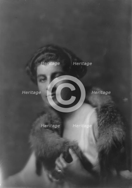 Morris, Gouverneur, Mrs., portrait photograph, 1917 Sept. 8. Creator: Arnold Genthe.