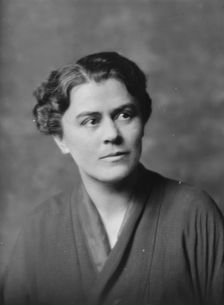 Morris, J.R., Mrs., portrait photograph, 1916. Creator: Arnold Genthe