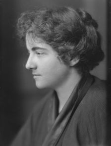 Morris, Jean, Miss, portrait photograph, 1914 Dec. or 1915 Jan. Creator: Arnold Genthe