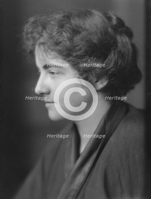 Morris, Jean, Miss, portrait photograph, 1914 Dec. or 1915 Jan. Creator: Arnold Genthe.