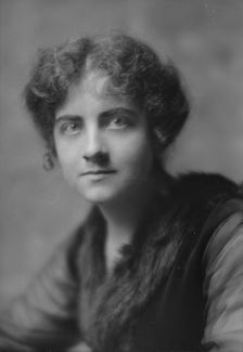 Morris, Jean, Miss, portrait photograph, 1914 Dec. or 1915 Jan. Creator: Arnold Genthe