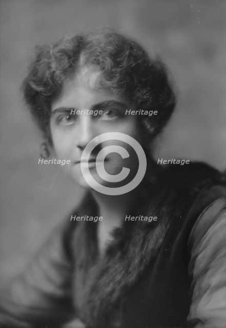 Morris, Jean, Miss, portrait photograph, 1914 Dec. or 1915 Jan. Creator: Arnold Genthe.