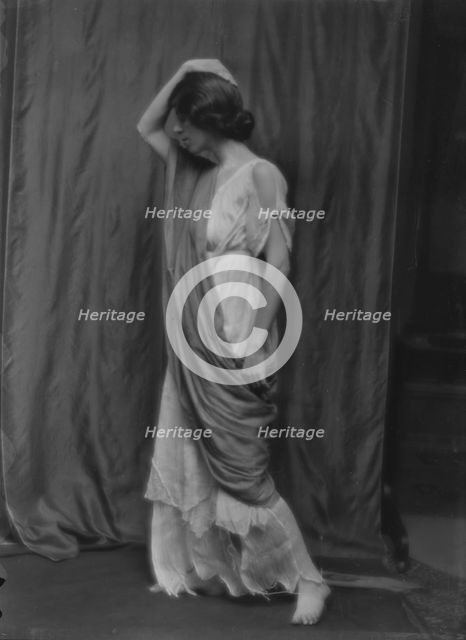 Morton, Isabella, Miss, 1913 Feb. 5. Creator: Arnold Genthe.