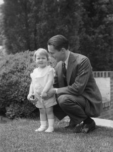 Moseley, F.S., Mr., and child, outdoors, 1930 May 24. Creator: Arnold Genthe