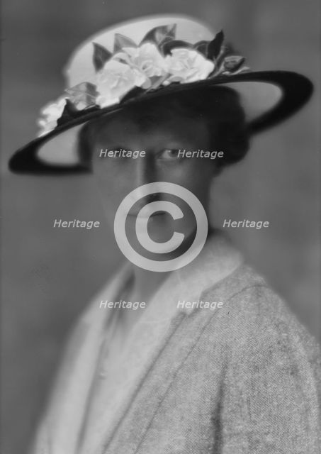 Mattison, N.D., Mrs., portrait photograph, 1914. Creator: Arnold Genthe.