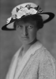 Mattison, N.D., Mrs., portrait photograph, 1914. Creator: Arnold Genthe