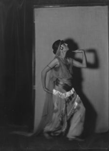 Maude, Bonnie, Miss, portrait photograph, between 1912 and 1918. Creator: Arnold Genthe