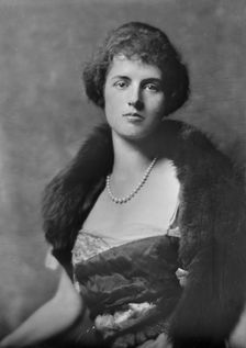 Maupin, J.G., Mrs., portrait photograph, 1917 Aug. 23. Creator: Arnold Genthe