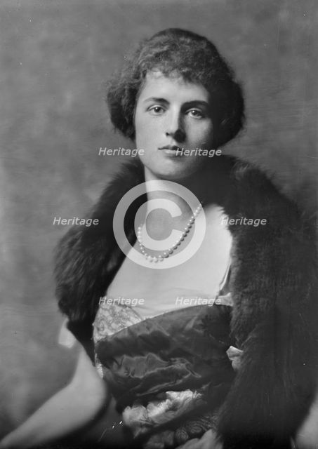 Maupin, J.G., Mrs., portrait photograph, 1917 Aug. 23. Creator: Arnold Genthe.