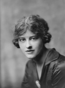 MacKaye, Elsie Herbert, Miss, portrait photograph, 1917 May 1. Creator: Arnold Genthe