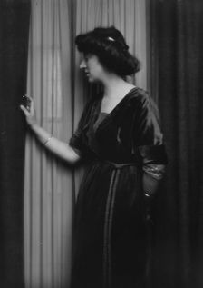 MacKaye, Hazel, Miss, portrait photograph, 1913. Creator: Arnold Genthe