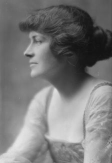 MacKenzie, Cameron, Mrs., portrait photograph, 1914 Sept. 14. Creator: Arnold Genthe