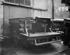 Machine car, between 1900 and 1905. Creator: Unknown