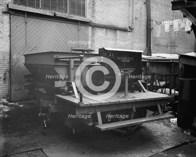 Machine car, between 1900 and 1905. Creator: Unknown.