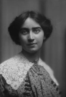 MacMillan, Mrs., portrait photograph, 1913. Creator: Arnold Genthe