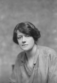 Macre, Leila, Mrs., portrait photograph, 1917. Creator: Arnold Genthe