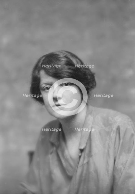 Macre, Leila, Mrs., portrait photograph, 1917. Creator: Arnold Genthe.