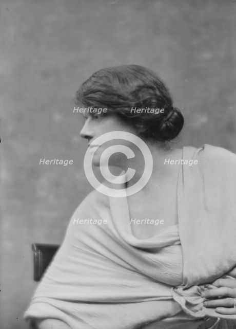 Macre, Leila, Mrs., portrait photograph, not before 1917. Creator: Arnold Genthe.