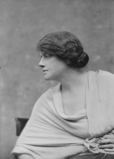 Macre, Leila, Mrs., portrait photograph, not before 1917. Creator: Arnold Genthe