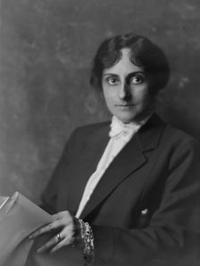 Mahoney, William, Mrs., portrait photograph, 1916. Creator: Arnold Genthe