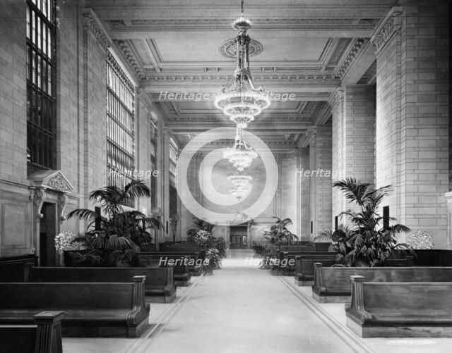 Main waiting room, Grand Central Terminal, N.Y. Central Lines, New York, c.between 1910 and 1920. Creator: Unknown.