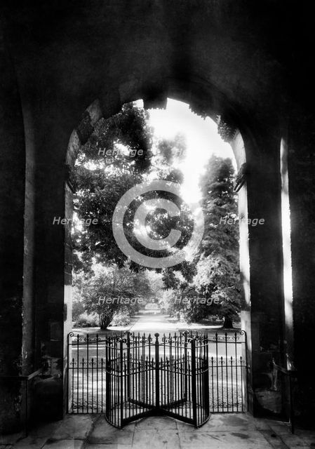 Main gate, Botanic Garden, High Street, Oxford, Oxfordshire, 1911. Artist: Henry Taunt.