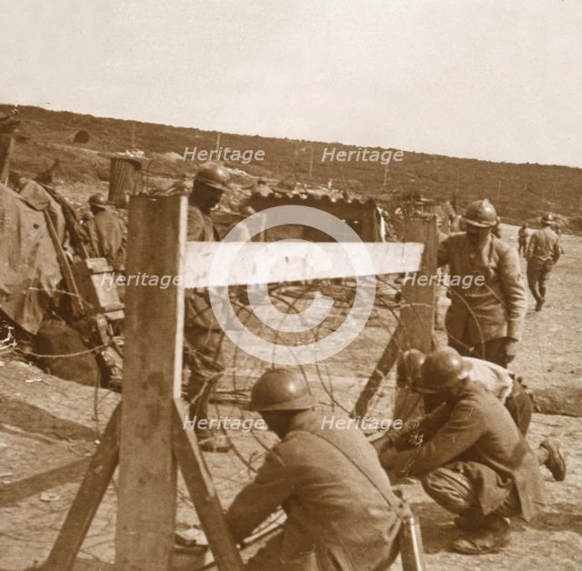 Making barbed wire, c1914-c1918. Artist: Unknown.