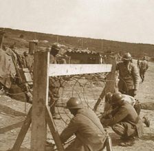 Making barbed wire, c1914-c1918