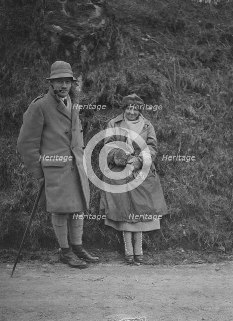 Man and woman in 1920s dress. Artist: Bill Brunell.