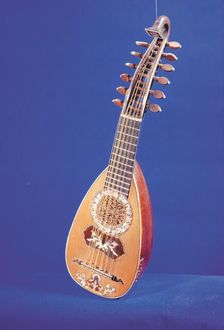 Mandolin of 17th century, transition between lute and mandolin