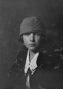 Mandelkern, Miss, portrait photograph, not before 1916. Creator: Arnold Genthe