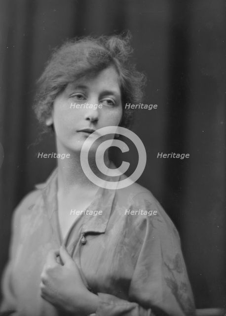 Manderkern, Miss, portrait photograph, 1916 May 20 or June 12. Creator: Arnold Genthe.