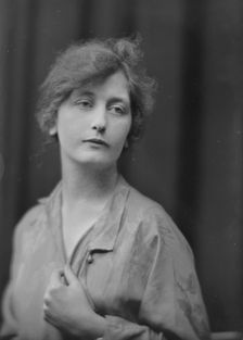 Manderkern, Miss, portrait photograph, 1916 May 20 or June 12. Creator: Arnold Genthe