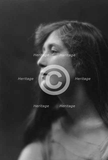 Manderkern, Miss, portrait photograph, 1916 May 20 or June 12. Creator: Arnold Genthe.