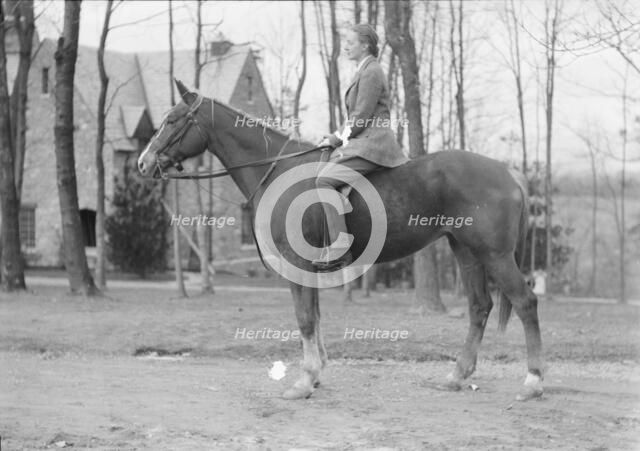 Manners, Alice G., Mrs., on horseback, between 1936 and 1942. Creator: Arnold Genthe.