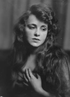 Mannes, Ethel, Miss, portrait photograph, 1915. Creator: Arnold Genthe