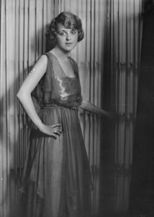 Mannes, Ethel, Miss, portrait photograph, not before 1915. Creator: Arnold Genthe