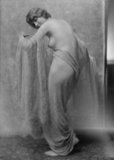 Marcellus, Irene, portrait photograph, 1915. Creator: Arnold Genthe