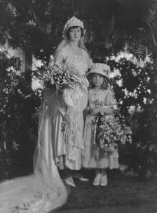 Marble, Mrs. (Miss Morrison), and child, portrait photograph, 1917 June 30. Creator: Arnold Genthe