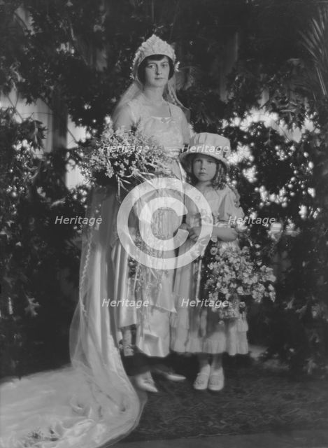 Marble, Mrs. (Miss Morrison), and child, portrait photograph, 1917 June 30. Creator: Arnold Genthe.