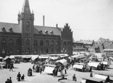 Market in the Town Hall Square, Landskrona, Sweden, 1904. Creator: Unknown